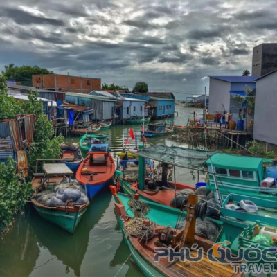 Chợ Hàm Ninh là một trong những địa điểm du lịch nổi tiếng ở Phú Quốc